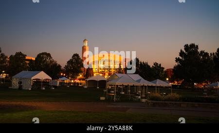 Langzeitbelichtung des Rathauses von Suwanee in Suwanee, Georgia, während der goldenen Stunde Stockfoto