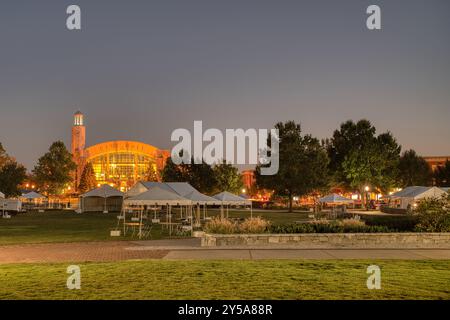 Langzeitbelichtung des Rathauses von Suwanee in Suwanee, Georgia, während der goldenen Stunde Stockfoto