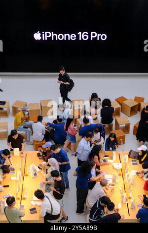 Kuala Lumpur, Malaysia. September 2024. Personen, die während der Einführung des neuen iPhone 16 und 16 pro bei TRX Exchange gesehen wurden. Zum ersten Mal hat Apple das neue iPhone 16 und 16 Pro in Malaysia veröffentlicht, am selben Tag wie die Vereinigten Staaten. Die Leute haben sich geneigt, um einen Blick zu bekommen. (Foto: Faris Hadziq/SOPA Images/SIPA USA) Credit: SIPA USA/Alamy Live News Stockfoto