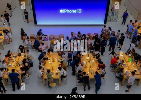 Kuala Lumpur, Malaysia. September 2024. Personen, die während der Einführung des neuen iPhone 16 und 16 pro bei TRX Exchange gesehen wurden. Zum ersten Mal hat Apple das neue iPhone 16 und 16 Pro in Malaysia veröffentlicht, am selben Tag wie die Vereinigten Staaten. Die Leute haben sich geneigt, um einen Blick zu bekommen. (Foto: Faris Hadziq/SOPA Images/SIPA USA) Credit: SIPA USA/Alamy Live News Stockfoto