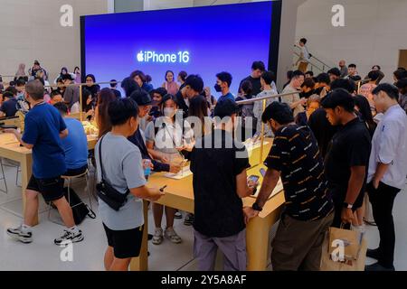 Kuala Lumpur, Malaysia. September 2024. Personen, die während der Einführung des neuen iPhone 16 und 16 pro bei TRX Exchange gesehen wurden. Zum ersten Mal hat Apple das neue iPhone 16 und 16 Pro in Malaysia veröffentlicht, am selben Tag wie die Vereinigten Staaten. Die Leute haben sich geneigt, um einen Blick zu bekommen. (Foto: Faris Hadziq/SOPA Images/SIPA USA) Credit: SIPA USA/Alamy Live News Stockfoto