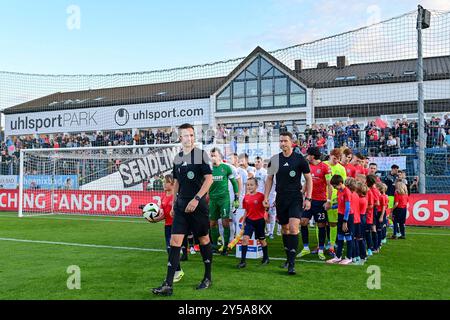 Unterhaching, Deutschland. September 2024. Einlauf der Mannschaften, 20.09.2024, Unterhaching (Deutschland), Fussball, 3. LIGA, SPVGG UNTERHACHING - FC ERZGEBIRGE AUE, DFB/DFL-VORSCHRIFTEN VERBIETEN DIE VERWENDUNG VON FOTOGRAFIEN ALS BILDSEQUENZEN UND/ODER QUASI-VIDEO. Quelle: dpa/Alamy Live News Stockfoto