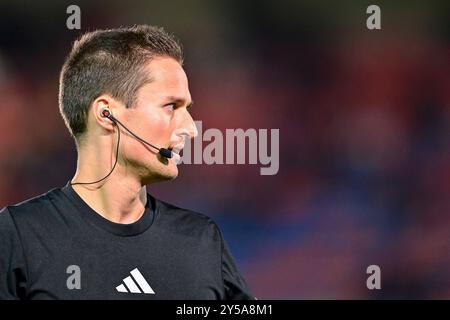 Unterhaching, Deutschland. September 2024. Daniel Bartnitzki (Schiedsrichter, Schiedsrichter) Einzelbild, Aktion, 20.09.2024, Unterhaching (Deutschland), Fussball, 3. LIGA, SPVGG UNTERHACHING - FC ERZGEBIRGE AUE, DFB/DFL-VORSCHRIFTEN VERBIETEN DIE VERWENDUNG VON FOTOGRAFIEN ALS BILDSEQUENZEN UND/ODER QUASI-VIDEO. Quelle: dpa/Alamy Live News Stockfoto