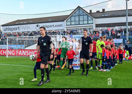 Unterhaching, Deutschland. September 2024. Einlauf der Mannschaften, 20.09.2024, Unterhaching (Deutschland), Fussball, 3. LIGA, SPVGG UNTERHACHING - FC ERZGEBIRGE AUE, DFB/DFL-VORSCHRIFTEN VERBIETEN DIE VERWENDUNG VON FOTOGRAFIEN ALS BILDSEQUENZEN UND/ODER QUASI-VIDEO. Quelle: dpa/Alamy Live News Stockfoto