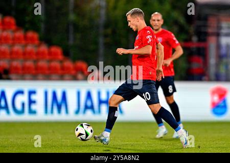 Unterhaching, Deutschland. September 2024. Sebastian Maier (Unterhaching, 10) am Ball, 20.09.2024, Unterhaching (Deutschland), Fussball, 3. LIGA, SPVGG UNTERHACHING - FC ERZGEBIRGE AUE, DFB/DFL-VORSCHRIFTEN VERBIETEN JEDE VERWENDUNG VON FOTOGRAFIEN ALS BILDSEQUENZEN UND/ODER QUASI-VIDEO. Quelle: dpa/Alamy Live News Stockfoto