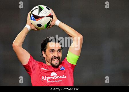 Unterhaching, Deutschland. September 2024. Markus Schwabl (Unterhaching, 23) beim Einwurf. Einzelbild, Aktion, 20.09.2024, Unterhaching (Deutschland), Fussball, 3. LIGA, SPVGG UNTERHACHING - FC ERZGEBIRGE AUE, DFB/DFL-VORSCHRIFTEN VERBIETEN DIE VERWENDUNG VON FOTOGRAFIEN ALS BILDSEQUENZEN UND/ODER QUASI-VIDEO. Quelle: dpa/Alamy Live News Stockfoto