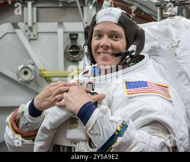 Houston, Usa. August 2024. NASA-Astronaut und SpaceX Crew-10-Pilotin Nichole Ayers stellen ihren Raumanzug für das Training im Neutral Booyancy Laboratory des Johnson Space Center am 12. August 2024 in Houston, Texas, ein. Quelle: Bill Stafford/NASA Photo/Alamy Live News Stockfoto