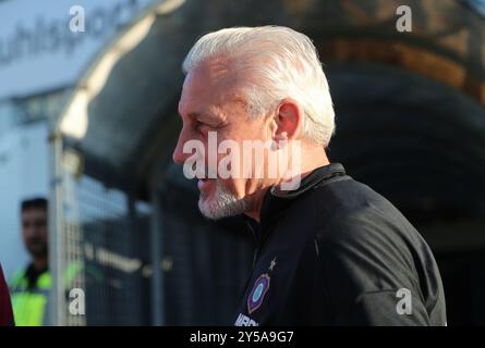 Unterhaching, Deutschland. September 2024. Unterhaching, Deutschland 20. September 2024: Fussball, Herren, 3.Liga, Saison 2024/2025, SpVgg Unterhaching - FC Erzgebirge Aue, Uhlsportpark Pavel Dotchev, Trainer (FC Erzgebirge Aue) Kopf, Portrait, seitlich im Profil DFB-Vorschriften verbieten jede Verwendung von Fotografien als Bildsequenzen und/oder Quasi-Video Credit: dpa/Alamy Live News Stockfoto