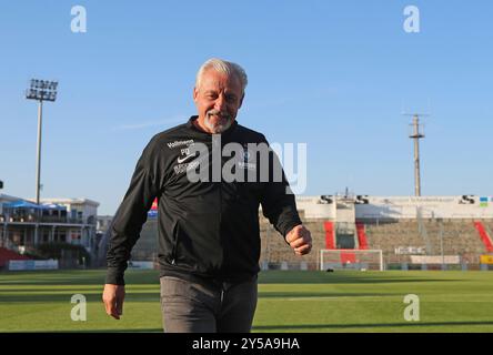 Unterhaching, Deutschland. September 2024. Unterhaching, Deutschland 20. September 2024: Fussball, Herren, 3.Liga, Saison 2024/2025, SpVgg Unterhaching - FC Erzgebirge Aue, Uhlsportpark Pavel Dotchev, Trainer (FC Erzgebirge Aue) Kopf, Oberkörper, im Gehen DFB-Vorschriften verbieten jede Verwendung von Fotografien als Bildsequenzen und/oder Quasi-Video Credit: dpa/Alamy Live News Stockfoto