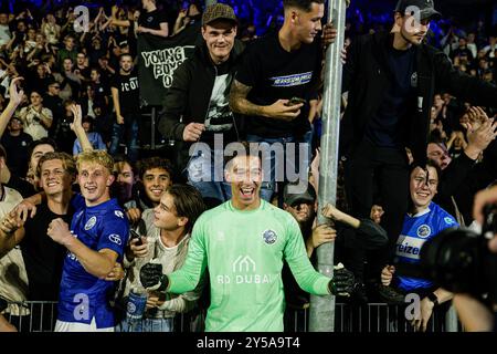 Den Bosch, Niederlande. September 2024. DEN BOSCH, NIEDERLANDE - 20. SEPTEMBER: Spieler des FC den Bosch feiern den Sieg beim niederländischen Keuken Kampioen Divisie Spiel zwischen dem FC den Bosch und dem FC Emmen im Stadion de Vliert am 20. September 2024 in den Bosch. (Foto: Broer van den Boom/Orange Pictures) Credit: Orange Pics BV/Alamy Live News Stockfoto