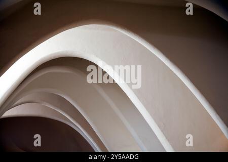 Barcelona, Spanien, 4. September 2008, die komplizierte geschwungene Dachkonstruktion der Casa Batlló zeigt Antoni Gaudís innovatives Design in Barcelonas Architektur Stockfoto