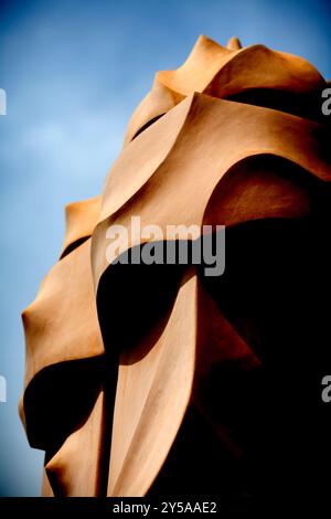 Barcelona, Spanien, 4. September 2008, die einzigartigen Schornsteine auf der Casa Milà zeigen Gaudís einen unverwechselbaren architektonischen Stil unter einem klaren blauen Himmel in Barcelona. Stockfoto