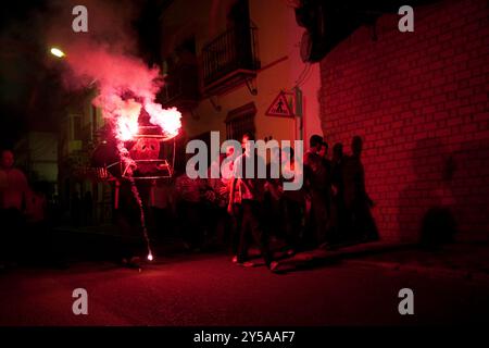 Aznalcazar, Spanien, 26. Oktober 2008, die Teilnehmer feiern das Toro de Fuego Festival in Aznalcázar und genießen ein Feuerwerk unter der Spannung der Menge A Stockfoto