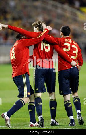 Sevilla, Spanien, 11. Februar 2009, Llorente wird von Marchena und Arbeloa nach dem Treffer begrüßt, was die Spanier während des Freundschaftsspiels gegen England hervorhebt Stockfoto