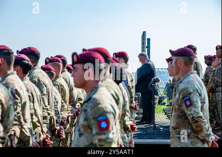 Nijmegen, Niederlande. September 2024. Der Bürgermeister von Nijmegen, Hubert Bruls, sah während der Zeremonie Reden halten. Im Waal Crossing Memorial fand eine feierliche Zeremonie statt, um der heldenhaften Überquerung des Waal River durch die amerikanischen Soldaten der 82. Luftlandedivision während der Operation Market Garden zu gedenken. Ab jetzt ist es 80 Jahre her. (Foto: Ana Fernandez/SOPA Images/SIPA USA) Credit: SIPA USA/Alamy Live News Stockfoto