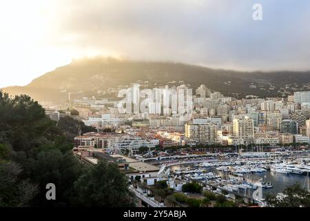 Erhöhter Blick auf Monte Carlo bei Sonnenuntergang, mit Port Hercule im Vordergrund, Gemeinde Monaco Stockfoto