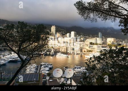 Blick auf Monte Carlo mit Port Hercule, seit der Antike genutzt und im 20. Jahrhundert vollständig umgebaut, in Monte Carlo, Fürstentum Monaco Stockfoto