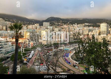 Erhöhter Blick auf Port Hercule mit dem Riesenrad und den Weihnachtsmarkt während der Winterferien, Monte Carlo, Fürstentum Monaco Stockfoto