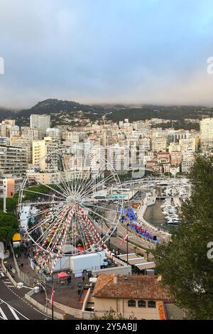 Erhöhter Blick auf Port Hercule mit dem Riesenrad und den Weihnachtsmarkt während der Winterferien, Monte Carlo, Fürstentum Monaco Stockfoto