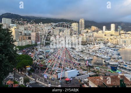 Erhöhter Blick auf Port Hercule mit dem Riesenrad und den Weihnachtsmarkt während der Winterferien, Monte Carlo, Fürstentum Monaco Stockfoto