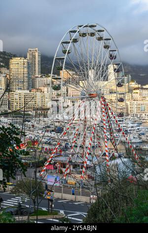 Erhöhter Blick auf Port Hercule mit dem Riesenrad und den Weihnachtsmarkt während der Winterferien, Monte Carlo, Fürstentum Monaco Stockfoto