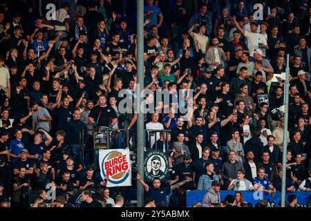 Den Bosch, Niederlande. September 2024. DEN BOSCH, NIEDERLANDE - 20. SEPTEMBER: Fans des FC den Bosch beim niederländischen Keuken Kampioen Divisie Spiel zwischen dem FC den Bosch und dem FC Emmen im Stadion de Vliert am 20. September 2024 in den Bosch, Niederlande. (Foto: Broer van den Boom/Orange Pictures) Credit: dpa/Alamy Live News Stockfoto