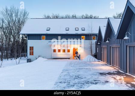 Seite des modernistischen Nordischen Hauses mit Innenhof und Garagen, die durch drei Dachgipfel getrennt sind Stockfoto