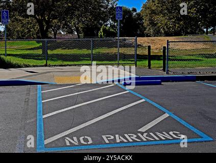 Behindertenparkplatz nur auf einem öffentlichen Parkplatz der Mittelschule in Union City, Kalifornien Stockfoto