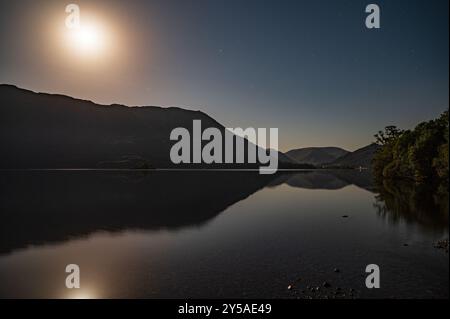 Ein Blick auf Ullswater im englischen Lake District in einer Mondnacht Stockfoto