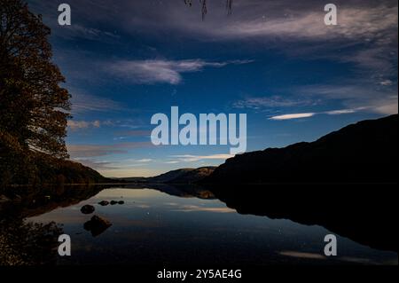 Ein Blick auf Ullswater im englischen Lake District in einer bewölkten Mondnacht Stockfoto