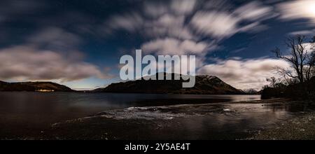 Ein Panoramablick auf den Nachthimmel über Ullswater im englischen Lake District in einer kühlen Winternacht Stockfoto