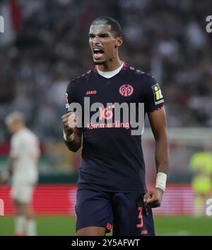 Augsburg, Deutschland. September 2024. Moritz Jenz von Mainz reagiert beim Fußball-Erstliga-Spiel zwischen dem FC Augsburg und dem FSV Mainz 05 in Augsburg am 20. September 2024. Quelle: Philippe Ruiz/Xinhua/Alamy Live News Stockfoto