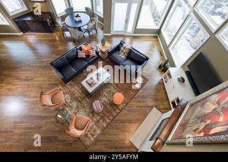 Wohnzimmer mit Kamin und farbenfrohen Möbeln und Teppich von oben gesehen Stockfoto