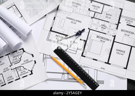 Verschiedene Architekturzeichnungen, Trennwand, Lineal und Bleistift auf dem Tisch, flache Lagen Stockfoto