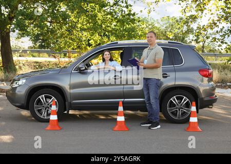 Frau, die die Manövrierfähigkeit auf der Rennstrecke besteht Stockfoto