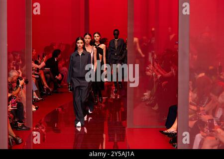 Mailand, Italien. September 2024. GUCCI Frühjahr/Sommer 2025 Laufsteg während der Milan Fashion Week am 2024. September - Mailand, Italien 20/09/2024 Credit: dpa/Alamy Live News Stockfoto