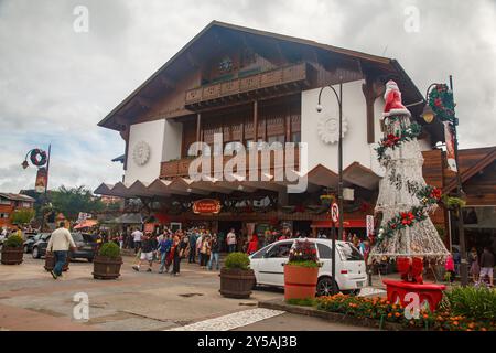 Palacio dos Festivais (Festivalpalast) typisches Gebäude von Gramado an der Hauptstraße mit weihnachtsdekoration, Serra Gaucha, Rio Grande do Sul Stockfoto