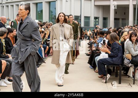 Mailand, Italien. September 2024. Models laufen auf der Calcaterra Fashion Show während der Mailänder Damenbekleidung Frühjahr/Sommer 2025 auf dem Laufsteg. (Foto: Stefano Costantino/SOPA Images/SIPA USA) Credit: SIPA USA/Alamy Live News Stockfoto