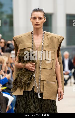 Mailand, Italien. September 2024. Ein Model läuft auf der Calcaterra Fashion Show während der Mailänder Damenbekleidung Frühjahr/Sommer 2025 auf dem Laufsteg. Quelle: SOPA Images Limited/Alamy Live News Stockfoto