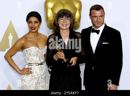 Liev Schreiber, Margaret Sixel und Priyanka Chopra in der 88th Annual Academy Awards - Presseraum im Loews Hollywood Hotel in Hollywood, USA am 28. Februar 2016 statt. Stockfoto