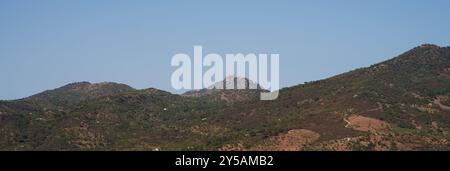 Weite Berglandschaft Unter Klarem Blauen Himmel Stockfoto