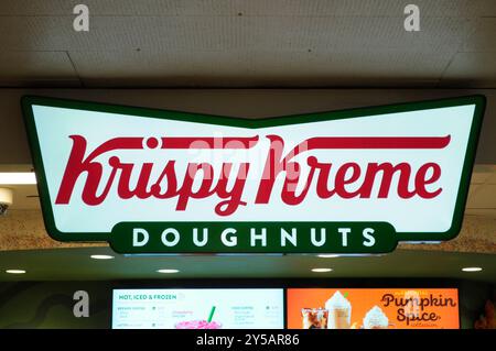 New York, Usa. September 2024. In der Penn Station in Manhattan, New York City, befindet sich ein Doughnut-Geschäft von Krispy Kreme. Quelle: SOPA Images Limited/Alamy Live News Stockfoto