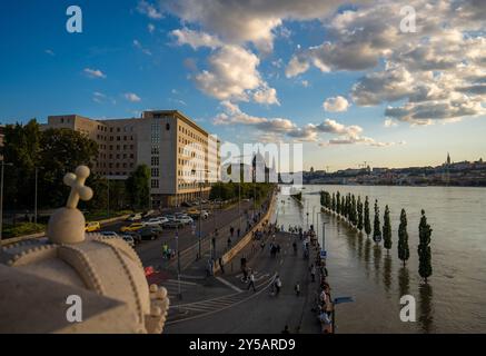 Budapest, Ungarn - 19. September 2024: Die Donau überquert ihre Ufer. Arial-Blick von der Margit-Brücke. Die heilige Krone von Ungarn auf der Vorwand Stockfoto