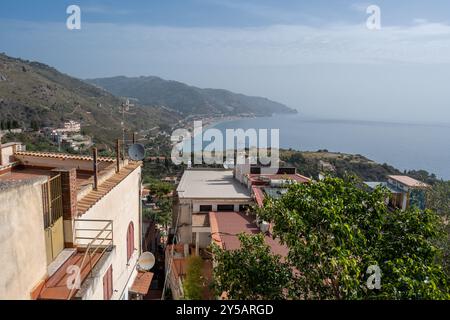 Taormina, Italien - 19. Juni 2024: Blick auf die Stadt von einem Hügel. Stockfoto