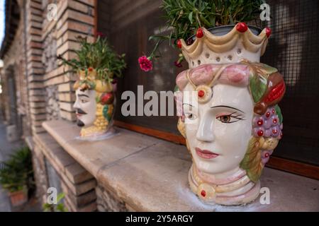 Taormina, Italien - 19. Juni 2024: Traditionelle sizilianische maurische Köpfe schmücken das Haus. Stockfoto
