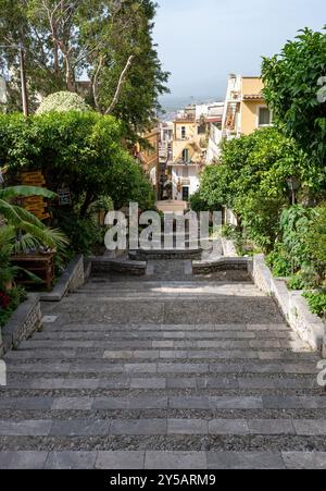 Taormina, Italien - 19. Juni 2024: Treppe, die in die Stadt führt. Stockfoto