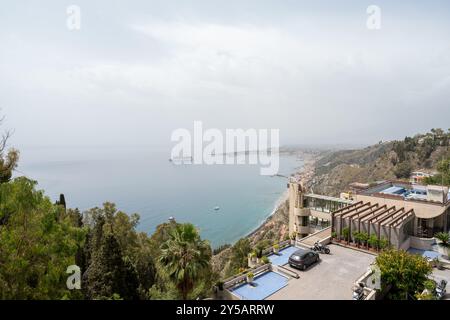 Taormina, Italien - 19. Juni 2024: Blick auf die Stadt von einem Hügel. Stockfoto