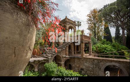 Taormina, Italien - 19. Juni 2024: Rathaus Von Taormina. Öffentlicher Garten Taormina. Stockfoto