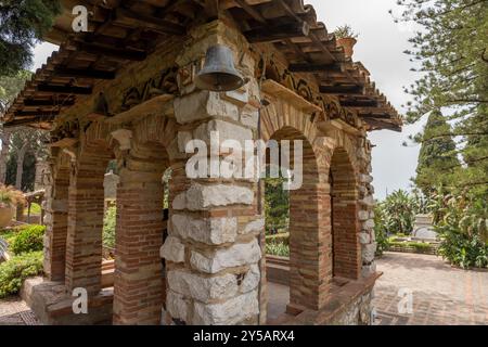 Taormina, Italien - 19. Juni 2024: Rathaus Von Taormina. Öffentlicher Garten Taormina. Stockfoto