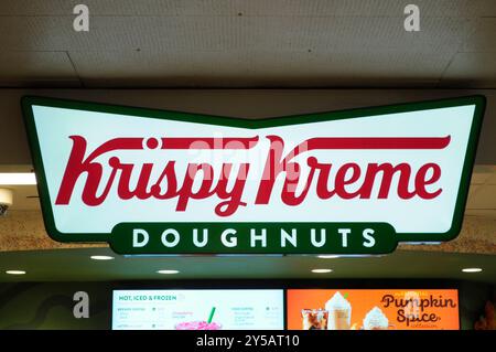 New York, Usa. September 2024. In der Penn Station in Manhattan, New York City, befindet sich ein Doughnut-Geschäft von Krispy Kreme. (Foto: Jimin Kim/SOPA Images/SIPA USA) Credit: SIPA USA/Alamy Live News Stockfoto